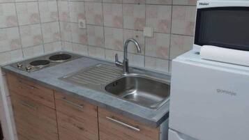 Jääkaappi, mikroaaltouuni, liesi, ruokailupöytä