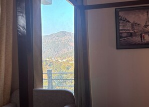 Laptop workspace, free WiFi - Mithra Resort (Pauri)