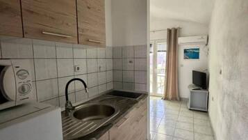 KylskÄp, mikrovÄgsugn, spishÀll och matbord