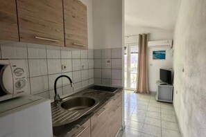 Kylskåp, mikrovågsugn, spishäll och matbord