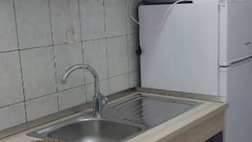 KylskÄp, mikrovÄgsugn, spishÀll och matbord