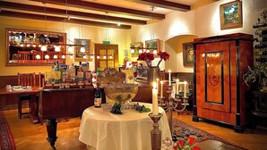 A warmly lit bar area with wooden beams, a polished bar counter, and a variety of bottles and glasses. - Waldhotel Silbermühle (Horn-Bad Meinberg)