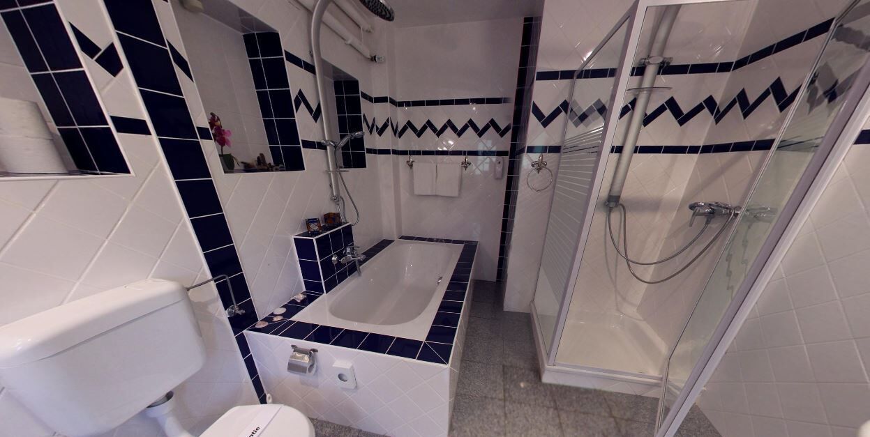 Un baño con bañera, ducha e inodoro.