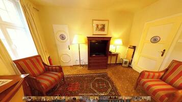 Junior-Doppelzimmer, Gartenblick | Schreibtisch, laptopgeeigneter Arbeitsplatz, Bügeleisen/Bügelbrett