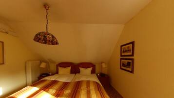 Comfort-Doppelzimmer, Gartenblick | Schreibtisch, laptopgeeigneter Arbeitsplatz, Bügeleisen/Bügelbrett