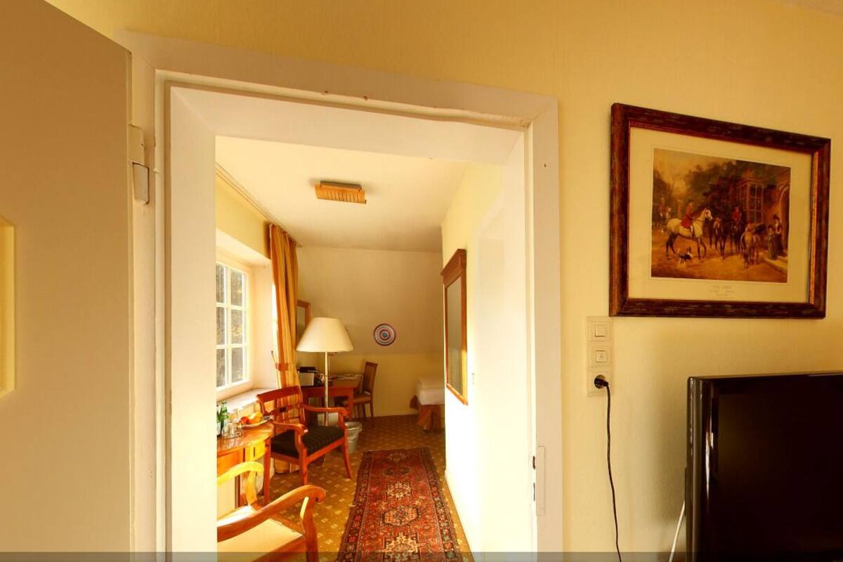 Junior-Doppelzimmer, Gartenblick | Schreibtisch, laptopgeeigneter Arbeitsplatz, Bügeleisen/Bügelbrett