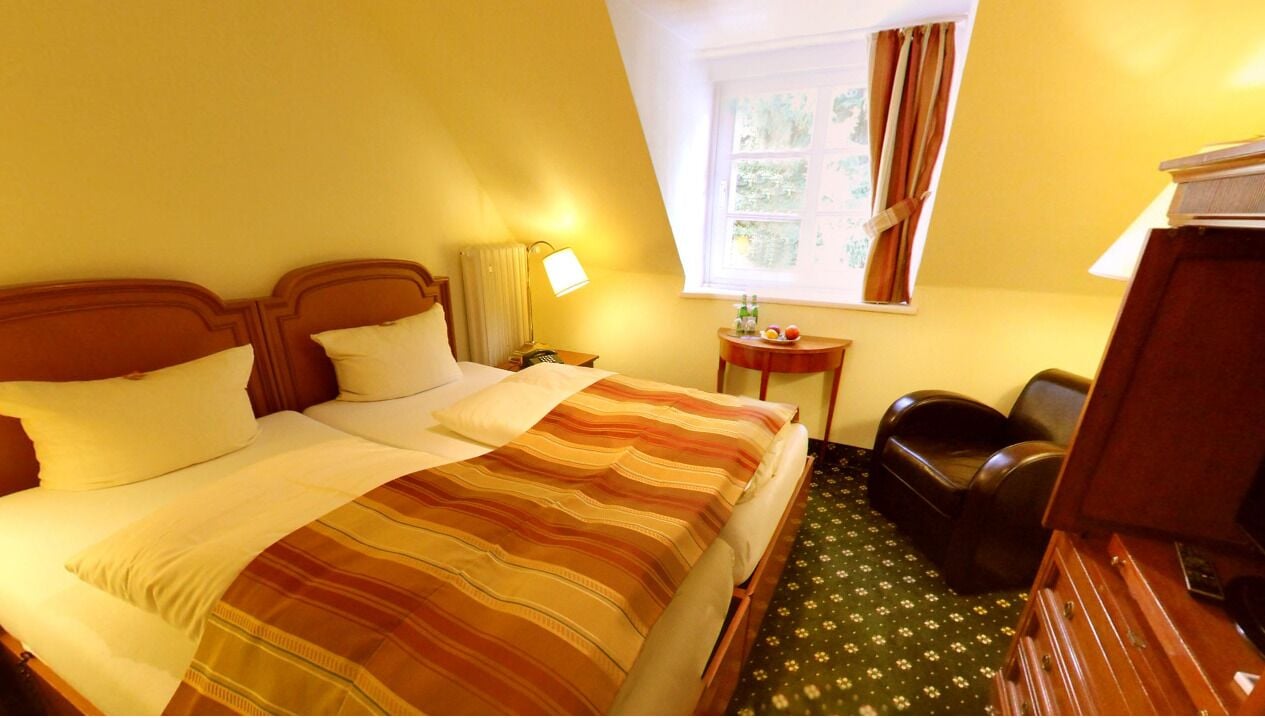 Comfort-Doppelzimmer, Gartenblick | Schreibtisch, laptopgeeigneter Arbeitsplatz, Bügeleisen/Bügelbrett