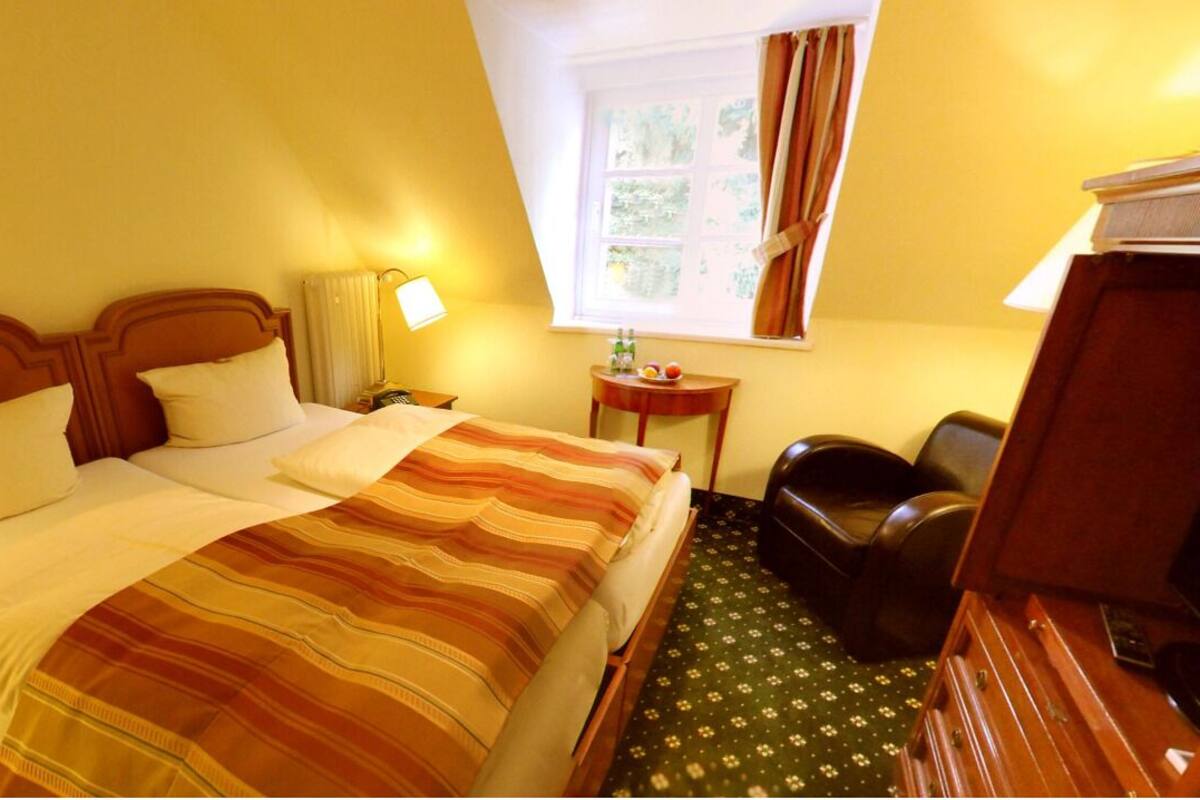 Comfort-Doppelzimmer, Gartenblick | Schreibtisch, laptopgeeigneter Arbeitsplatz, Bügeleisen/Bügelbrett