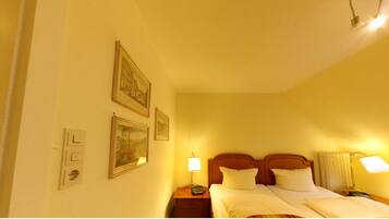 Comfort-Doppelzimmer, Gartenblick | Schreibtisch, laptopgeeigneter Arbeitsplatz, Bügeleisen/Bügelbrett