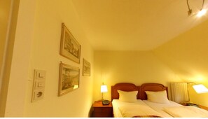 Habitación doble Confort, vista al jardín | Escritorio y espacio para trabajar con laptop 