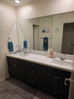 Dutxa, assecador de cabells, tovalloles i sabó 