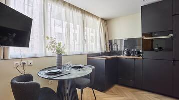 Réfrigérateur, micro-ondes, plaque de cuisson, lave-vaisselle