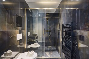 Douche, sèche-cheveux, serviettes fournies