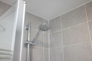 Shower - Wakefield Westgate Station/ 2 Bed 2 Bath/ Parking & WiFi (West Yorkshire)