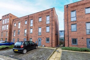 Exterior - Wakefield Westgate Station/ 2 Bed 2 Bath/ Parking & WiFi (West Yorkshire)