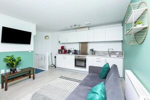 TV - Wakefield Westgate Station/ 2 Bed 2 Bath/ Parking & WiFi (West Yorkshire)