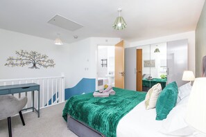 Iron/ironing board, free WiFi - Wakefield Westgate Station/ 2 Bed 2 Bath/ Parking & WiFi (West Yorkshire)