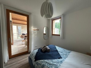 Iron/ironing board, Internet, bed sheets - L'Ecrin du Cardinal B02 by Avecoeur (Villeneuve-lès-Avignon)