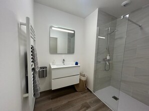 Een douche, een haardroger, handdoeken, zeep