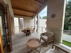 Outdoor dining - L'Ecrin du Cardinal B02 by Avecoeur (Villeneuve-lès-Avignon)