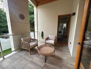 Terrace/patio - L'Ecrin du Cardinal B02 by Avecoeur (Villeneuve-lès-Avignon)