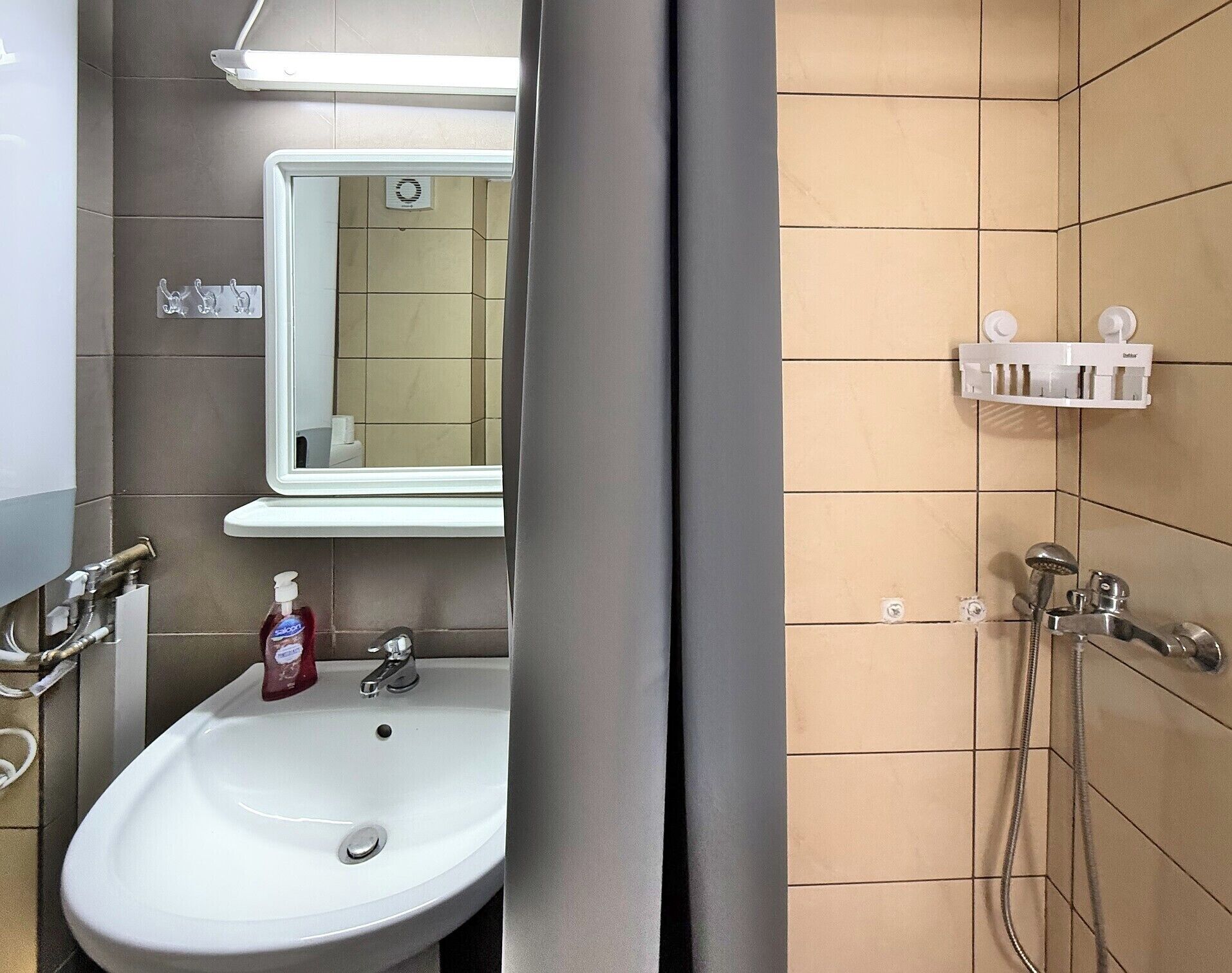 Chuveiro, secador de cabelo, toalhas de banho, sabonete
