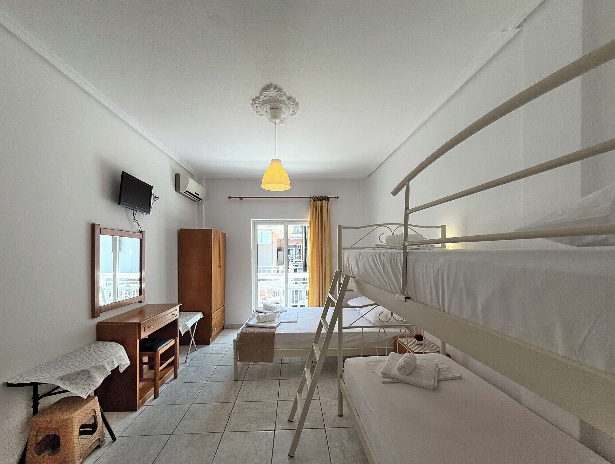 Tabla de planchar con plancha, wifi y ropa de cama 