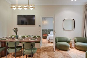 2 bedrooms, desk, iron/ironing board, travel cot - Sublime apartment in the center of Paris (Paris)