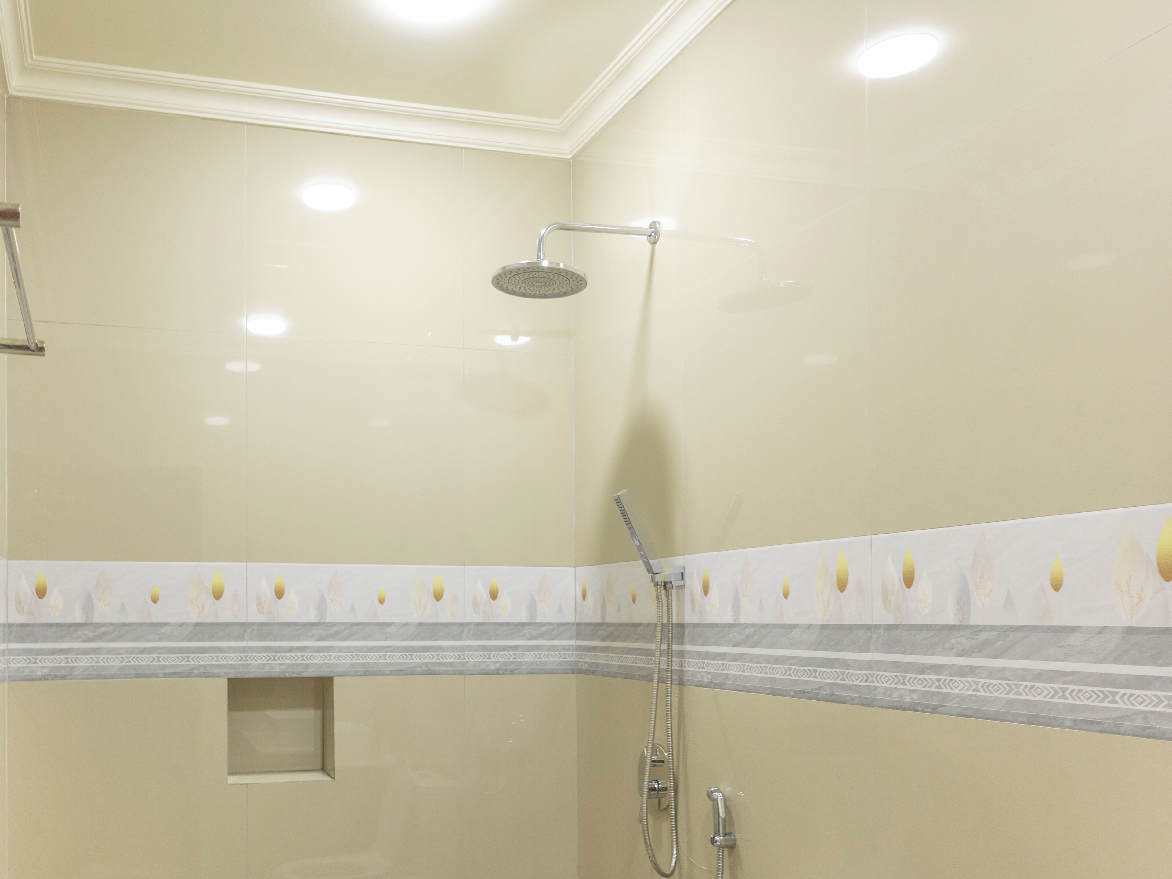 Haartrockner, Handtücher, Seife, Toilettenpapier