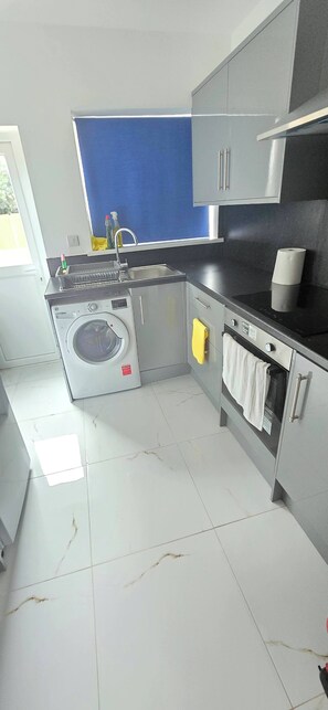 Shared Dormitory, 4 Bedrooms, Smoking | Dapur peribadi