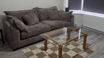 Shared Dormitory, 4 Bedrooms, Smoking | Living room