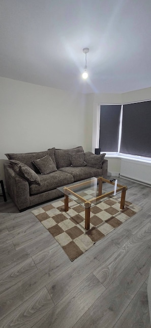 Shared Dormitory, 4 Bedrooms, Smoking | Ruang tamu