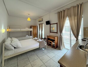 Tabla de planchar con plancha, wifi y ropa de cama 