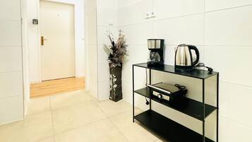 Basic Apartment | Private kitchen | Fridge, microwave, stovetop, cookware/dishes/utensils