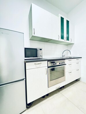 Basic Apartment | Private kitchen | Fridge, microwave, stovetop, cookware/dishes/utensils