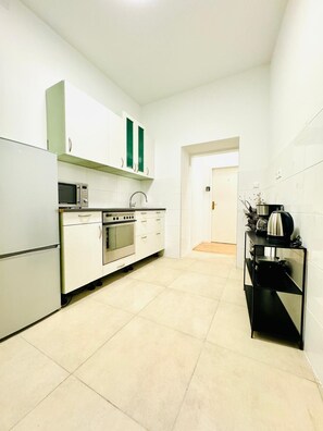 Basic Apartment | Private kitchen | Fridge, microwave, stovetop, cookware/dishes/utensils - Elegant 4BR Apt Near Westbahnhof (Vienna)