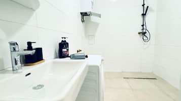 Basic Apartment | Bathroom