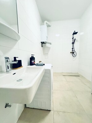 Basic Apartment | Bathroom | Shower, free toiletries, hair dryer, towels