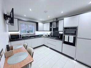 Frigorífico, microondas, horno y placa de cocina