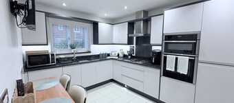 Luxury House - Sleeps up to 6 - Near Nec