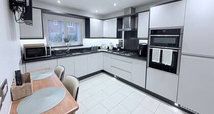 Luxury House - Sleeps up to 6 - Near Nec