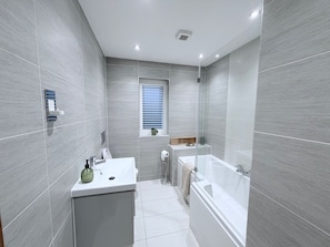 Shower, free toiletries, towels - Luxury House - Sleeps up to 6 - Near Nec (Solihull)