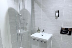 Douche, articles de toilette gratuits, serviettes fournies