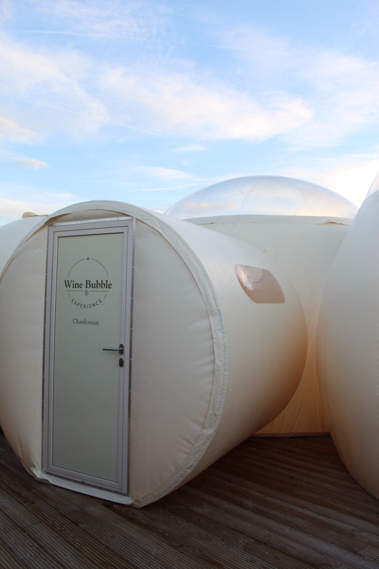 Una estructura esférica con la etiqueta 'Wine Bubble Experience Chardonnay'.