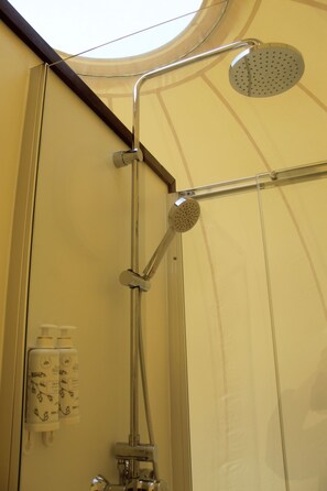 Standard Suite, Mountain View | Bathroom | Hair dryer, towels, soap, shampoo - Wine Bubble (Cuzcurrita de Rio Tirón)