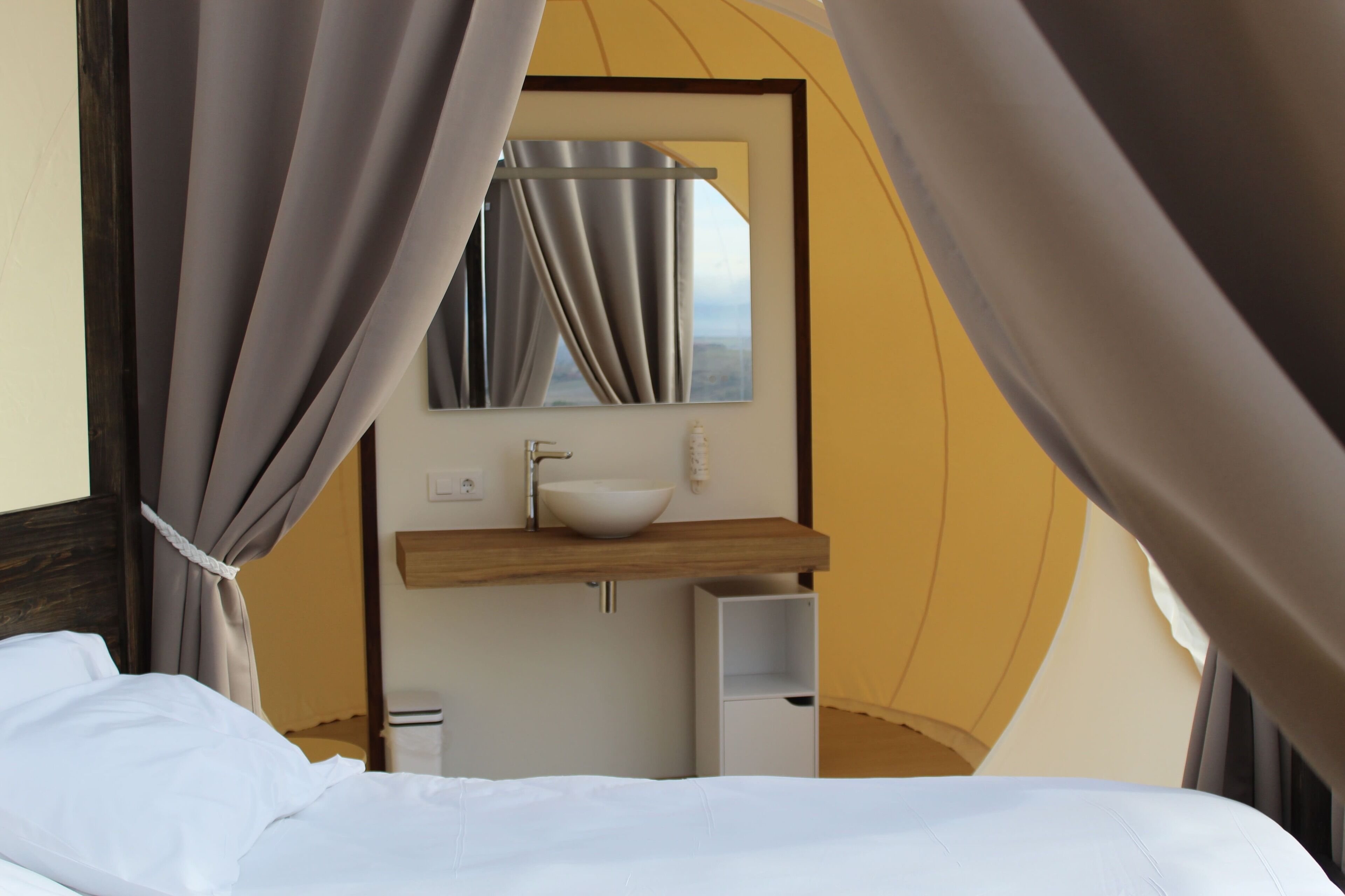 Standaard suite, uitzicht op bergen | Badkamer | Een haardroger, handdoeken, zeep, shampoo