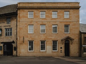 Unclassified image, 2 of 23, button