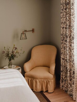 Unclassified image, 5 of 23, button