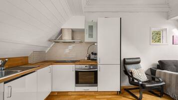 Kjøleskap, ovn, kokeplater og oppvaskmaskin