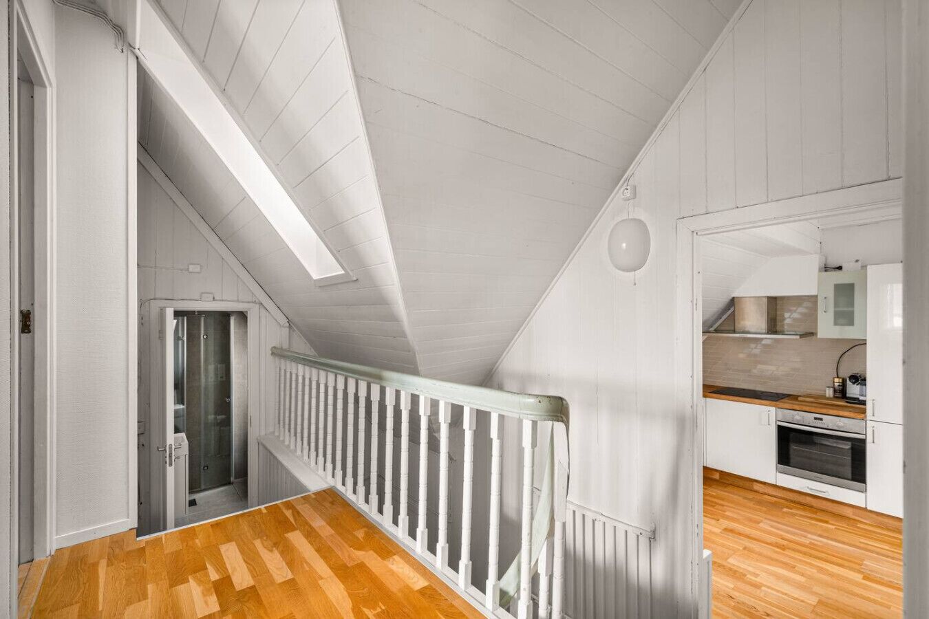 Une cuisine moderne avec des meubles blancs et un plan de travail en bois.